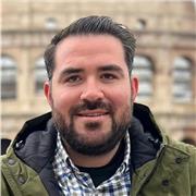 Egresado de Periodismo y Máster en Comunicación y Cultura Política. Doctorado en Comunicación en la UPF Barcelona